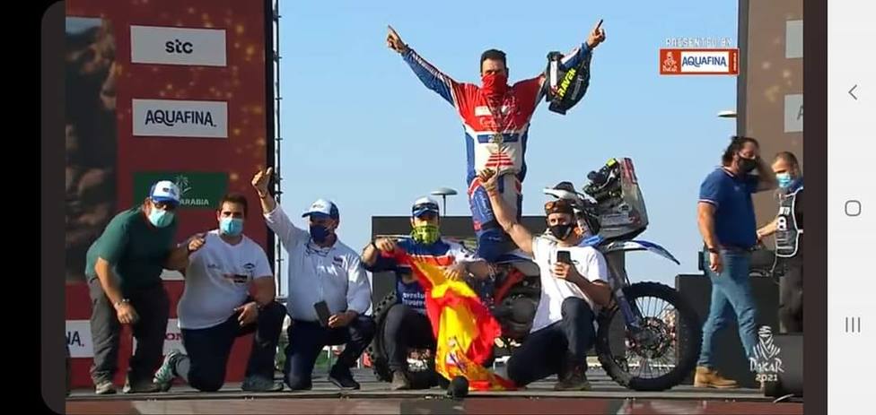 El almuñequero Yayo Carbonell cumple su sueño y termina el Dakar incluso con la moto partida en dos