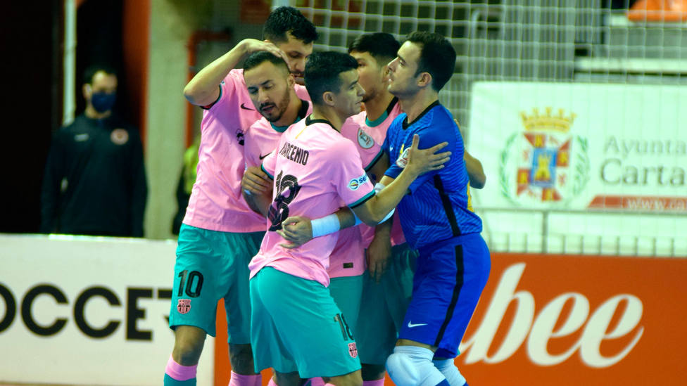 El Barça celebra uno de los seis goles marcados en el Palacio de los Deportes de Cartagena