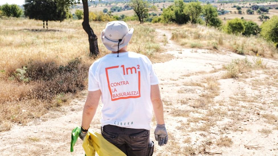 Un centenar de voluntarios retira más de una tonelada de basuraleza en La Rioja