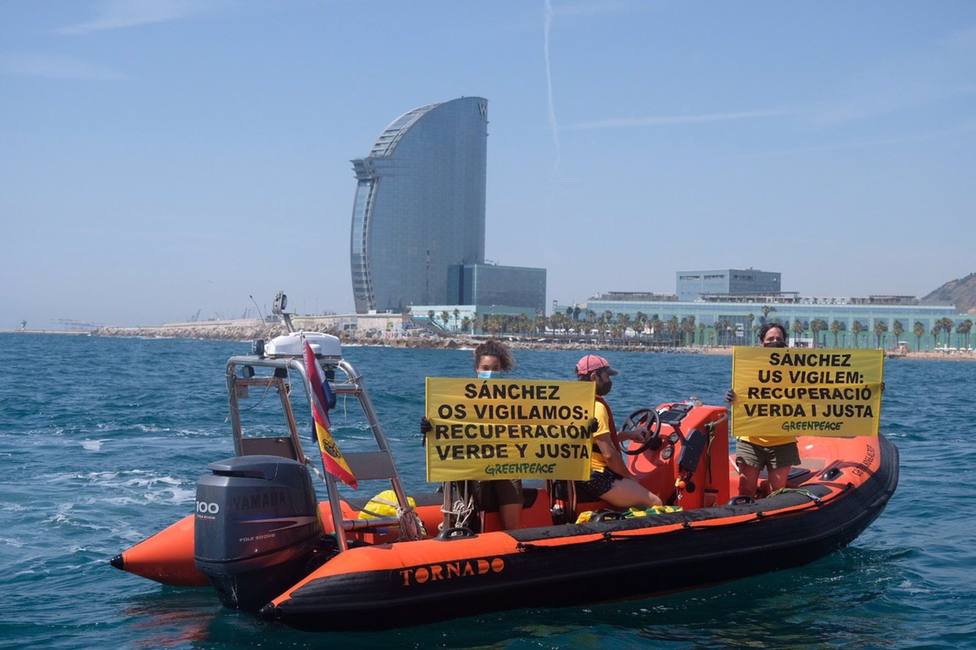 Detenidos dos miembros de Greenpeace que navegaban hacia el acto de Sánchez en Barcelona