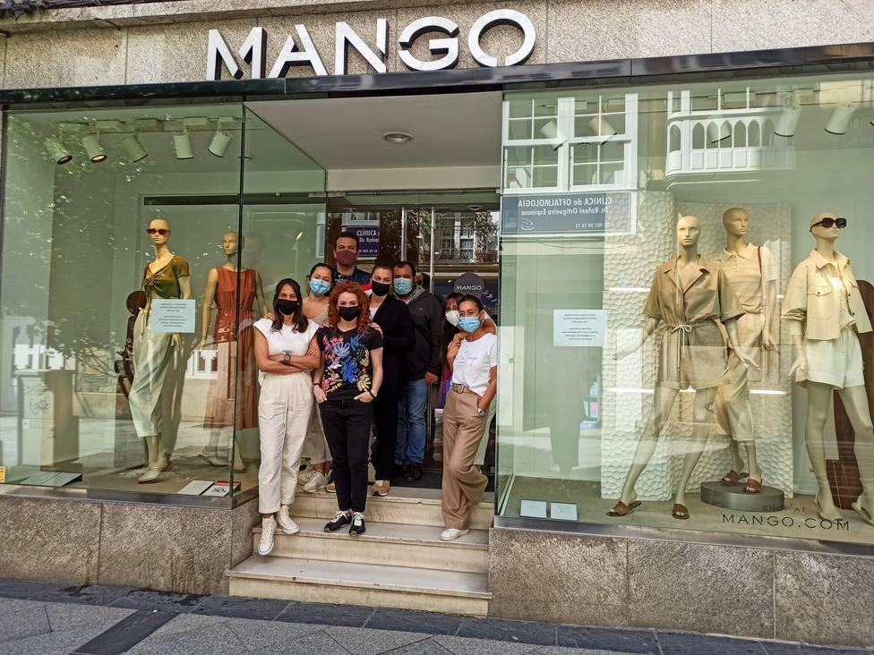 Trabajadoras de la tienda de Mango, antes ubicada en la Calle Dolores de Ferrol. FOTO: CCOO
