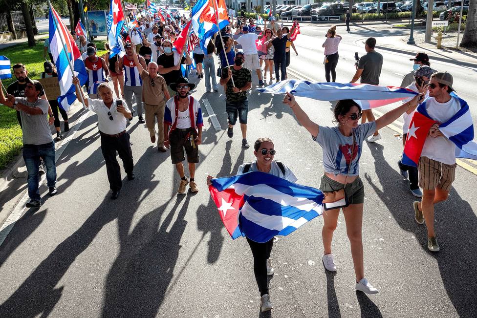 Residentes en Miami se manifiestan en apoyo a las protestas en Cuba