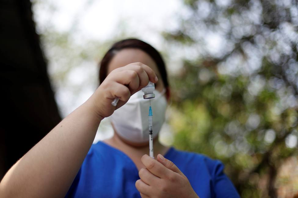 La OMS recomienda una tercera dosis de la vacuna para todos los grupos de riesgo