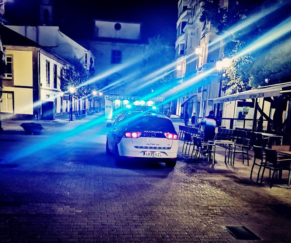 Patrulla de la Policía Nacional en el centro de Lugo