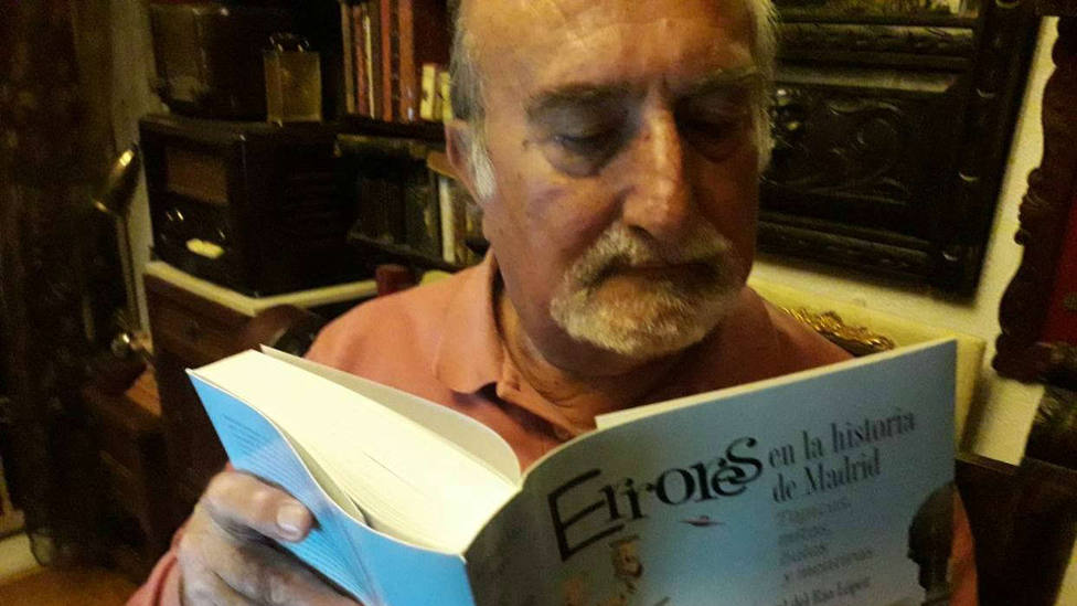 Ángel del Río con su libro Errores de la historia de Madrid. Tópicos, mitos, bulos y mentiras