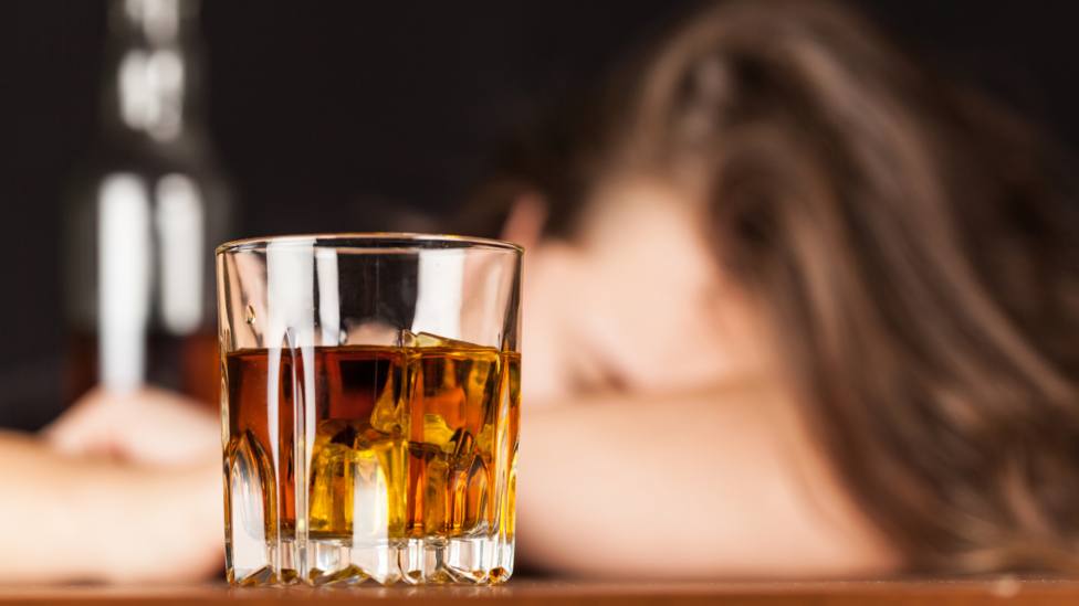 Sumisión química: así puedes saber si estás bajo los efectos del alcohol o te han echado algo en la copa