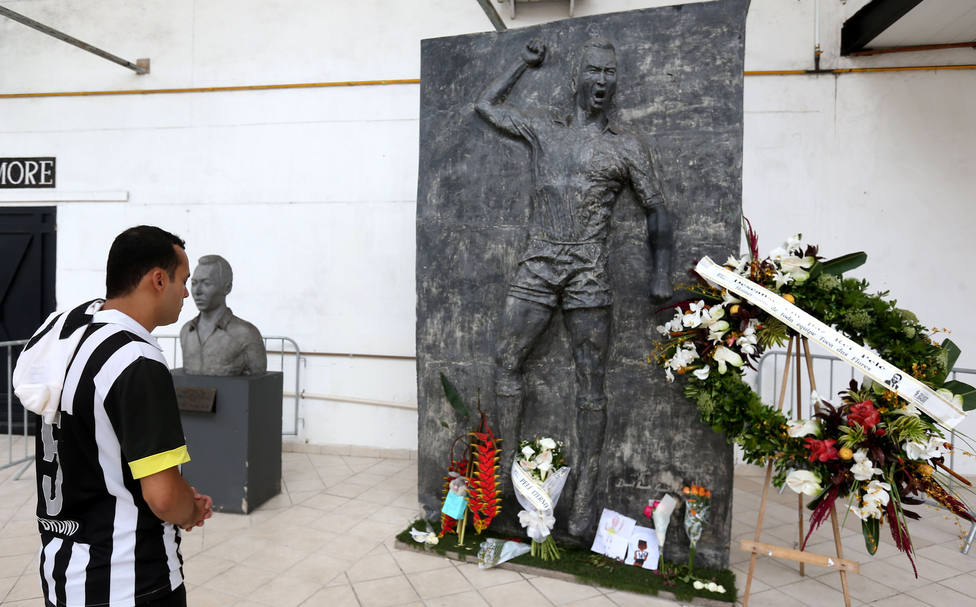 Homenaje al recién fallecido Pelé en Santos