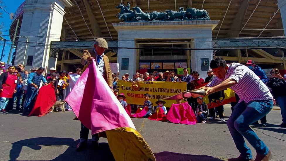 Los aficionados taurinos mexicanos se manifiestan para la vuelta de los festejos a La México
