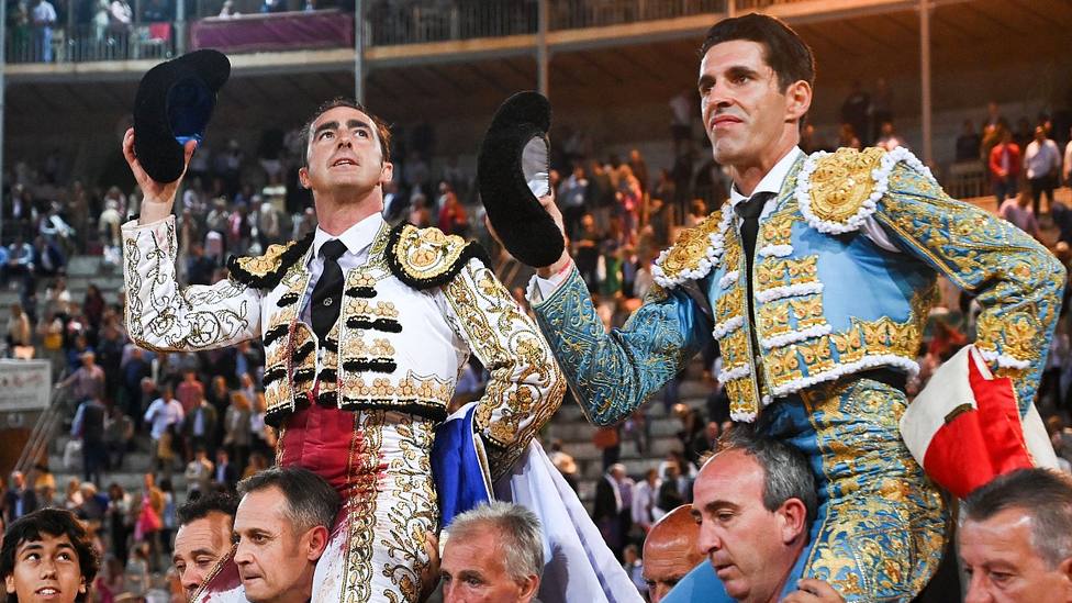 El Fandi y Alejandro Talavante en su salida a hombros en Granada este jueves
