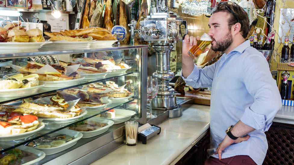 Va a un bar de Madrid, pide una cerveza y lo que encuentra en el vaso le obliga a ir a urgencias