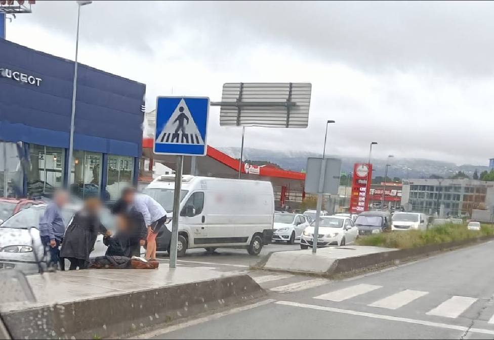 La joven herida fue asistida en un primer momento por otro conductores - FOTO: Tráfico Ferrolterra