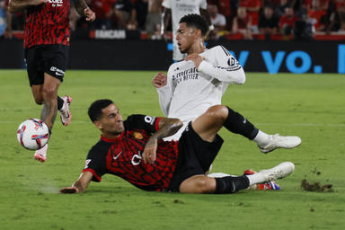 Omar Mascarell y Jude Bellingham durante el partido de LaLiga entre el RCD Mallorca y el Real Madrid