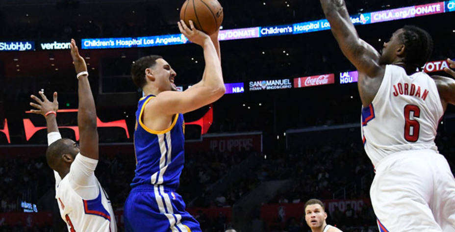 Klay Thompson llevó a los Warriors a ganar en la cancha de los Clippers. Reuters.