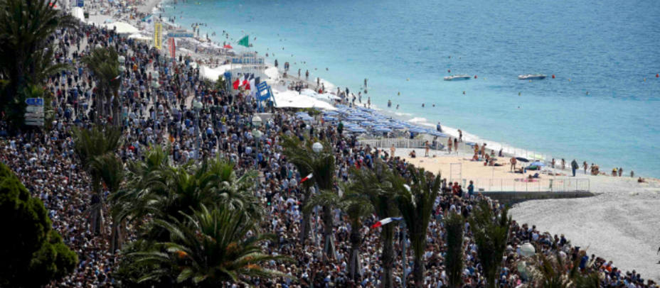 El Paseo de los Ingleses de Niza durante el homenaje a las víctimas del atentado terrorista. REUTERS