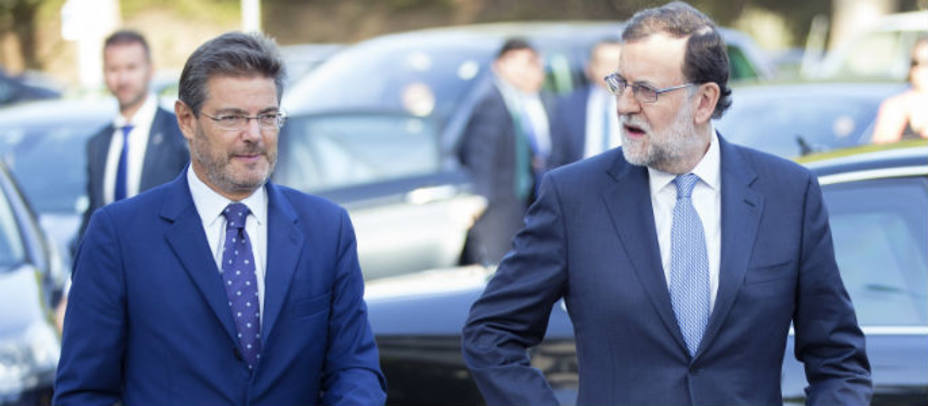 El presidente del gobierno en funciones, Mariano Rajoy, junto al ministro de Justicia, Rafael Catalá. EFE