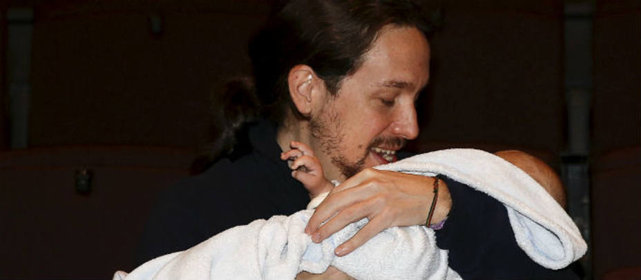Pablo Iglesias con el bebé de Carolina Bescansa. REUTERS