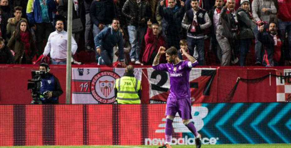 Sergio Ramos celebra su gol mientras un grupo de aficionados del Sevilla le increpa. @LaLiga.