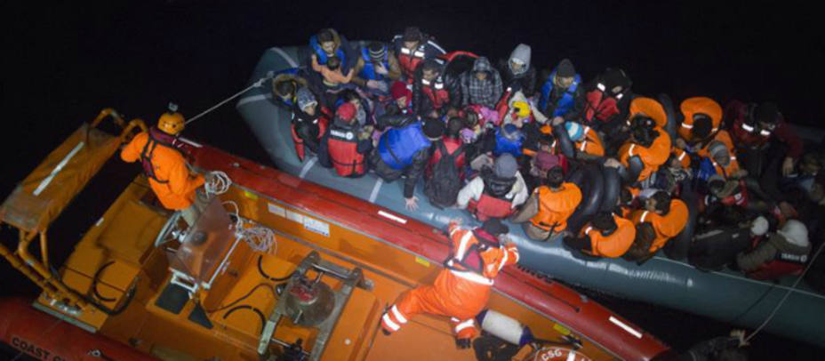 Migrantes capturados por miembros de la guardia costera turca al intentar alcanzar las costas griegas el pasado 9 de diciembre de 2015. EFE/Archivo