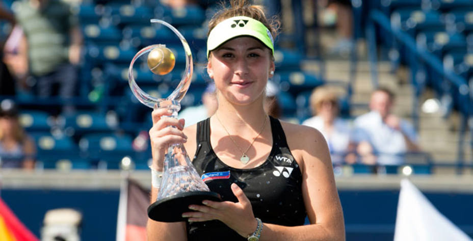 Belinda Bencic posa con el trofeo de campeona en Toronto. Reuters.