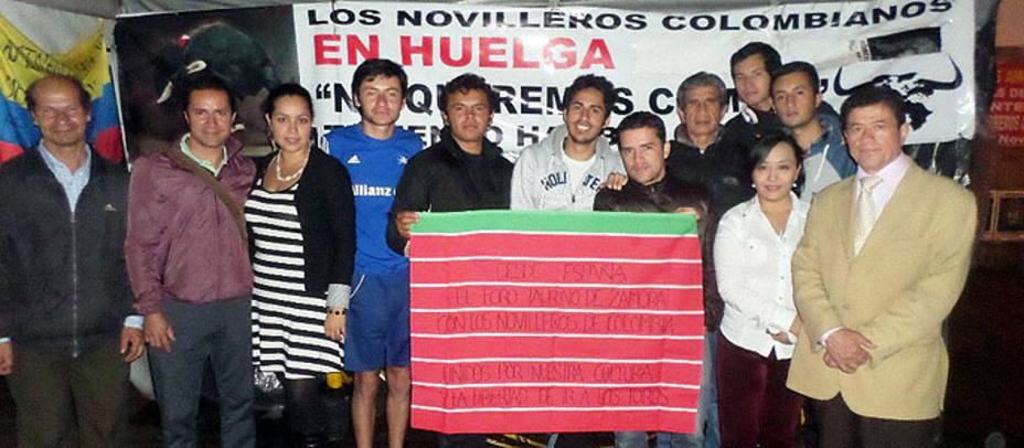 Los novilleros colombianos mostrando la bandera de Zamora en la Santamaría de Bogotá. FTZ