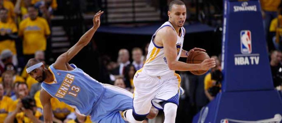 Stephen Curry lideró la victoria de su equipo con 22 puntos (Reuters)