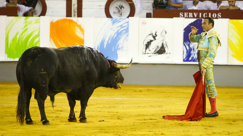 Enrique Ponce simulando la suerte de matar al toro de Juan Pedro Domecq que indultó en Málaga