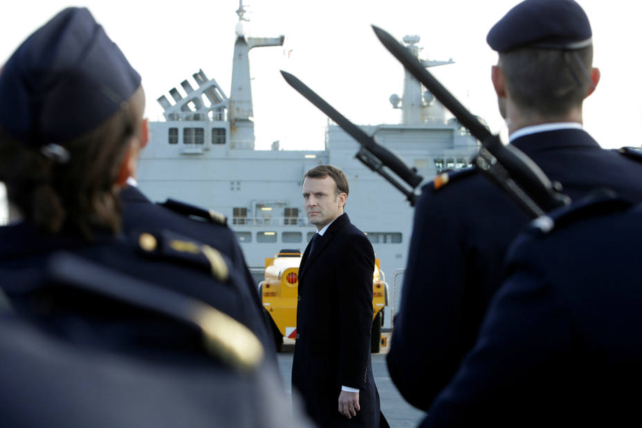 Emmanuel Macron pasando revista a las tropas. REUTERS