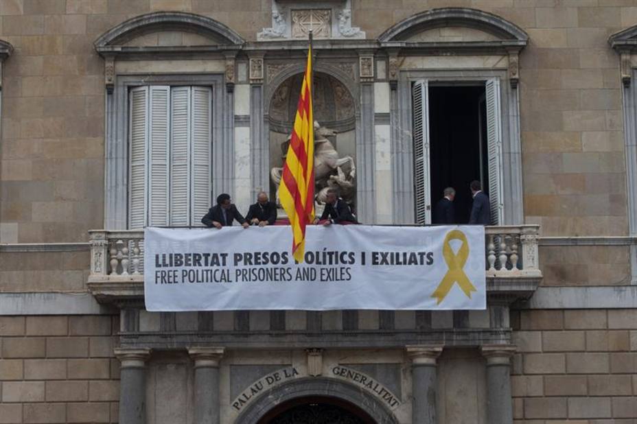 La última provocación de Torra: cuelga una pancarta a favor de los presos en el Palau de la Generalitat