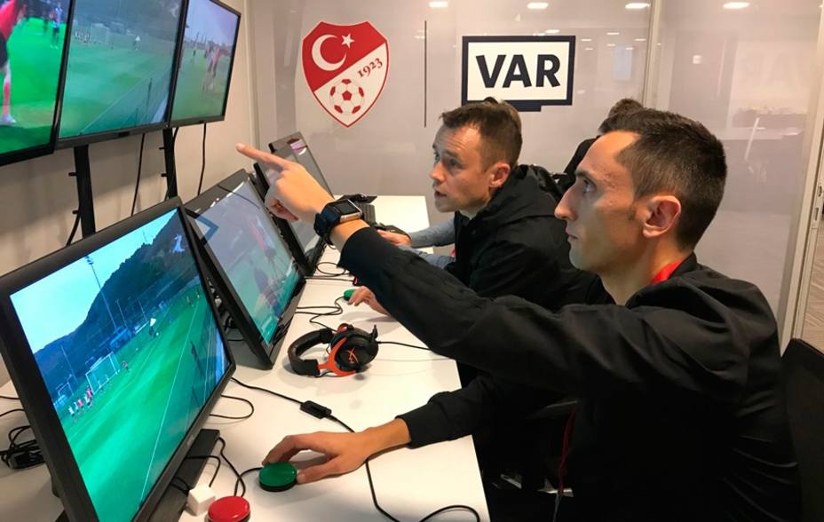 Sánchez Martínez y Martínez Munuera, instructores VAR en Estambul para la UEFA