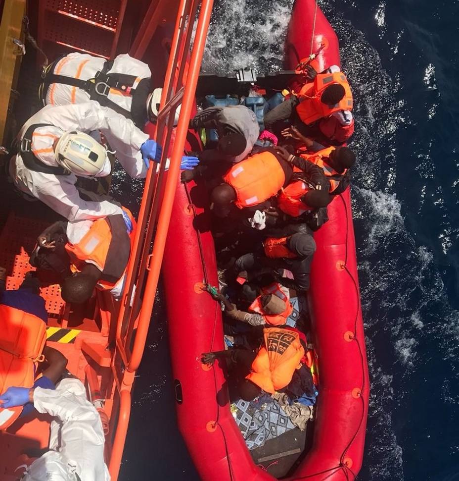 Trasladan a Motril (Granada) a 90 personas rescatadas de dos pateras en el mar de Alborán
