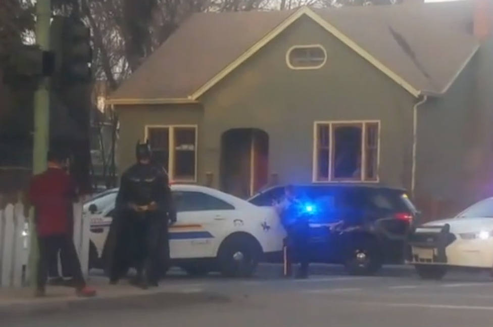 Un hombre disfrazado de Batman acude a ayudar a unos policías en un altercado doméstico
