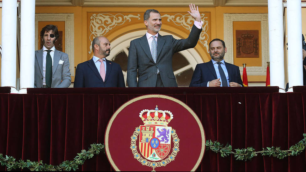 Felipe VI en el Palco Real de Las Ventas junto a Juan José Padilla, Pedro Rollán y José Luis Ábalos