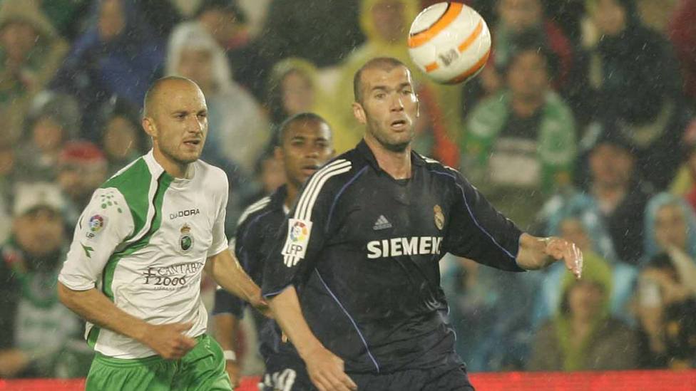 Zidane controla un balón junto a Matabuena. Foto de Jesús Aguilera - Diario AS