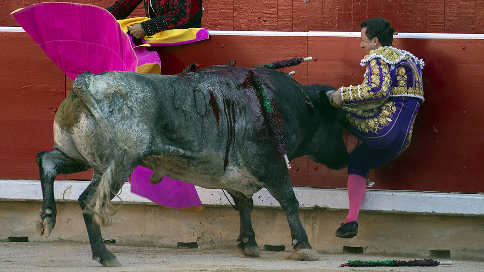 Momento del percance sufrido por Rafaelillo en la plaza de toros de Pamplona