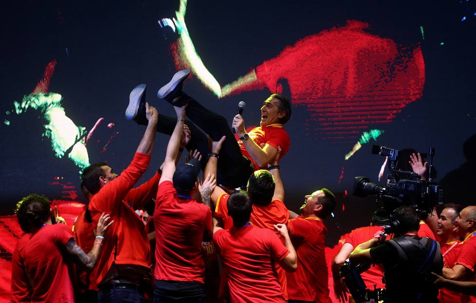 La afición celebra con la selección española de baloncesto el Mundial en la plaza de Colón