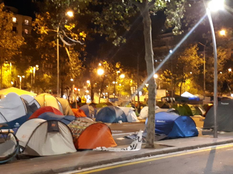 La acampada de plaza Universitat de Barcelona sigue igual pese a admitir que se han levantado algunas tiendas