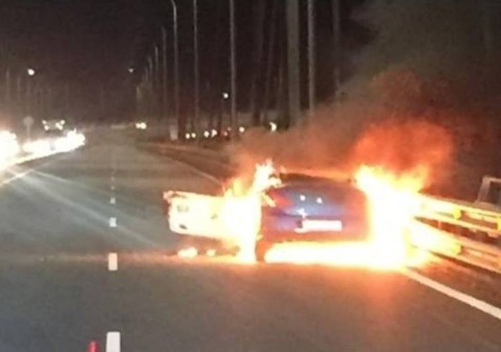 El incendio de un vehículo en Rande provoca enormes retenciones
