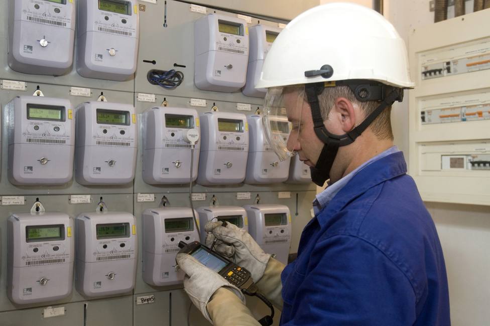 Foto de archivo de un operario en una zona de contadores eléctricos - FOTO: Endesa