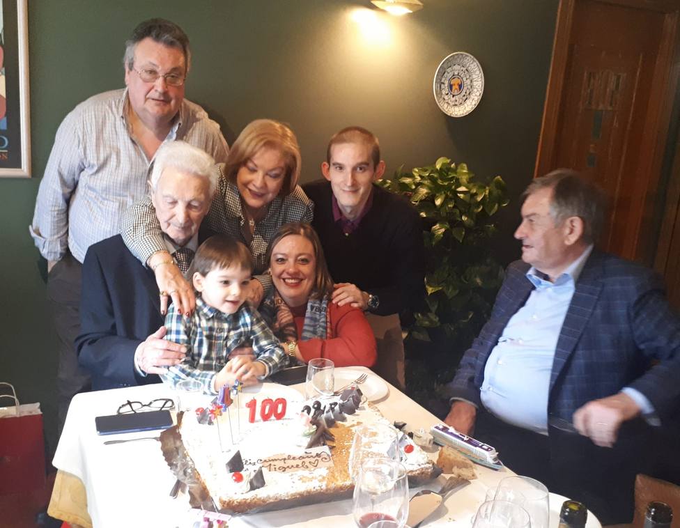 Miguel Durán Rey rodeado de su familia en febrero de 2020 cuando cumplió 100 años - FOTO: Cedida