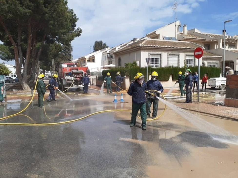 Brigadas forestales de siete municipios participan en labores de limpieza en Los Alcázares