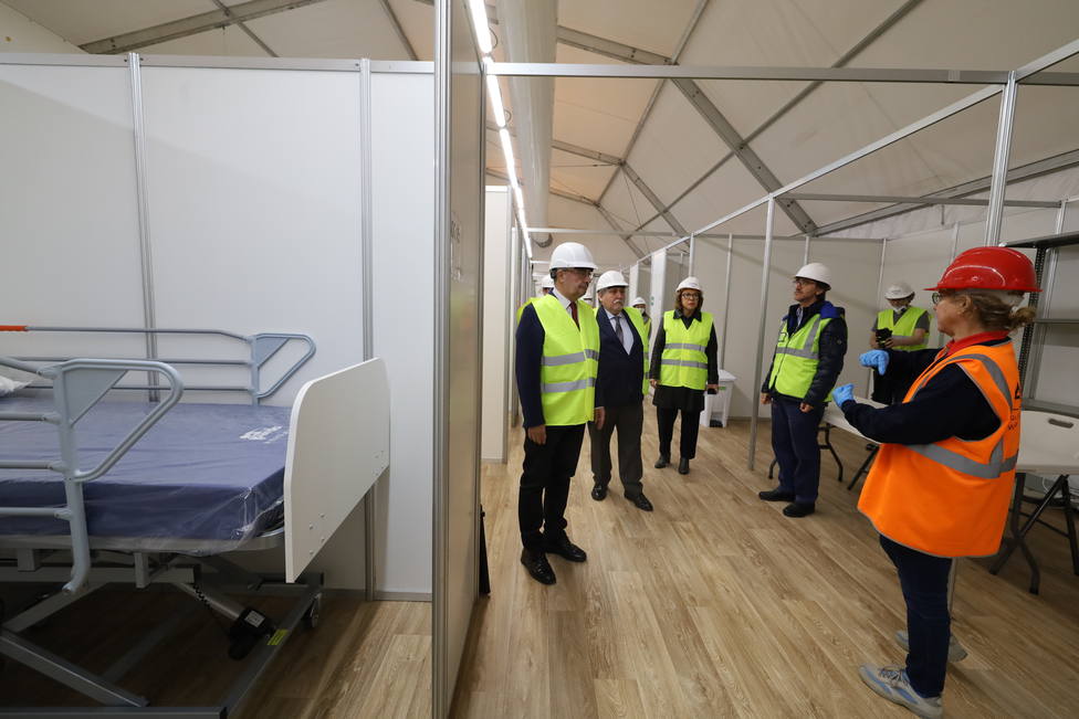El presidente Javier Lambán, en su visita hoy a la instalación del hospital de campaña de Feria de Zaragoza.