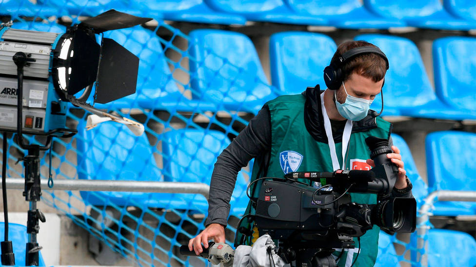 Un operador de cámara trabaja en un estadio vacío. CORDONPRESS