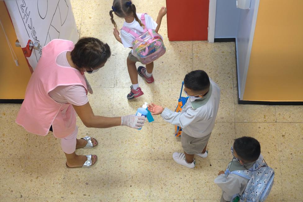 Foto de archivo de unos escolares preparados ante el coronavirus - FOTO: EFE / Carlos de Saá