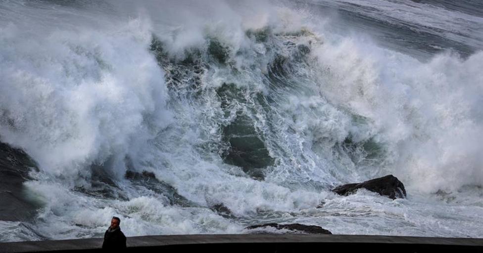 Se esperan olas de hasta 8 metros en las costas del norte