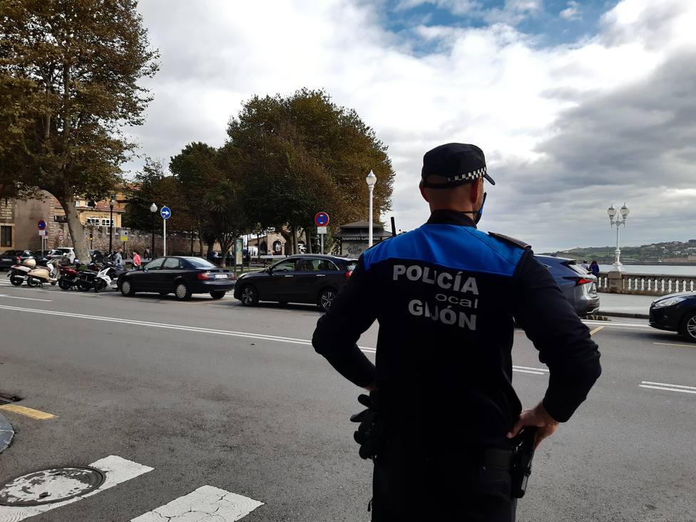 Foto Policía local de espaldas en el Ayuntamiento (COPE Gijón)