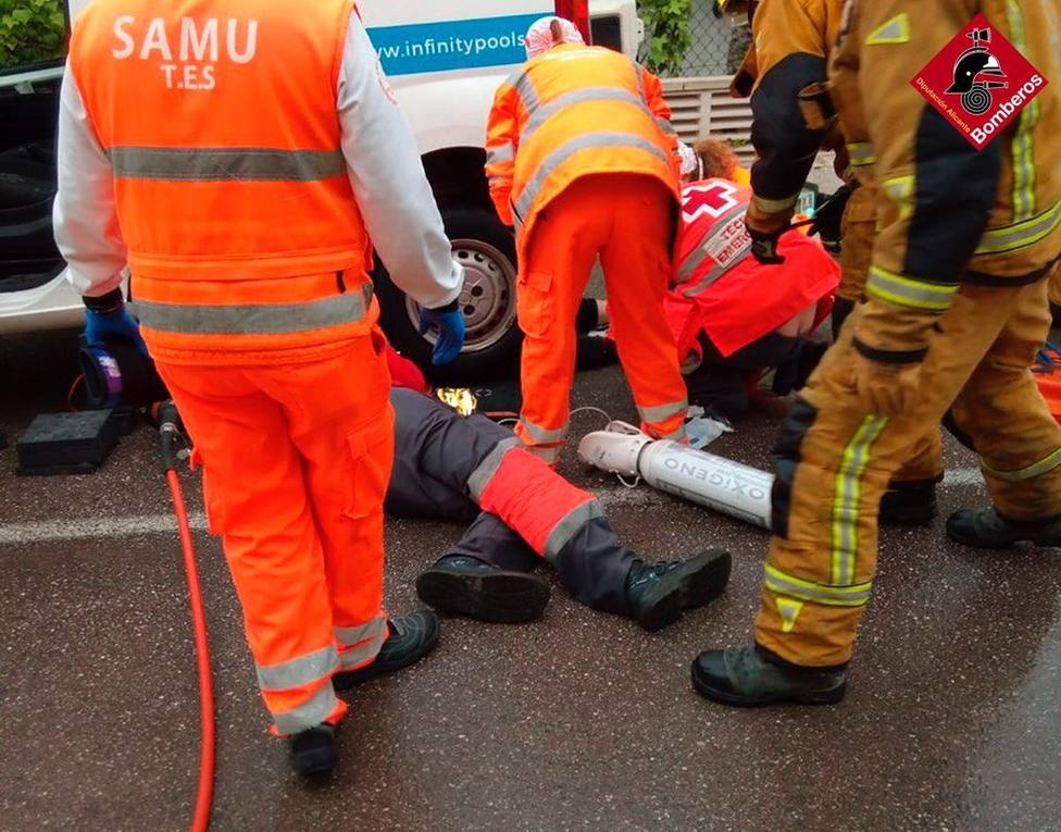 Los bomberos rescatan a una joven atrapada bajo un coche tras un accidente en Calpe