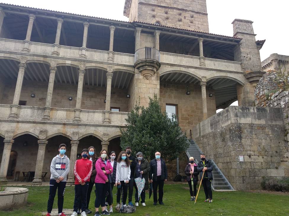 Participantes en una de las visitas guiadas a la fortaleza de Monterrei