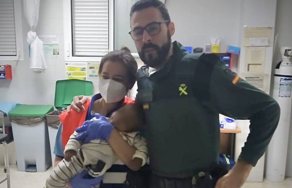 La Guardia Civil salva la vida a un bebé en Roquetas de Mar que se tragó el tapón de un botellín