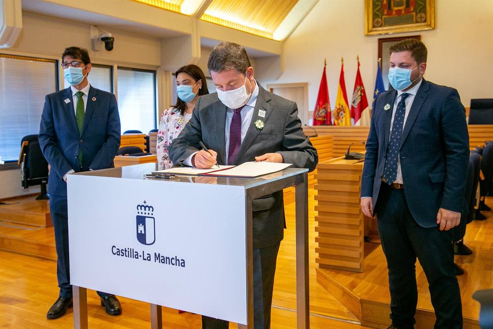 El presidente de Castilla-La Mancha, Emiliano García-Page, firma un convenio de colaboración