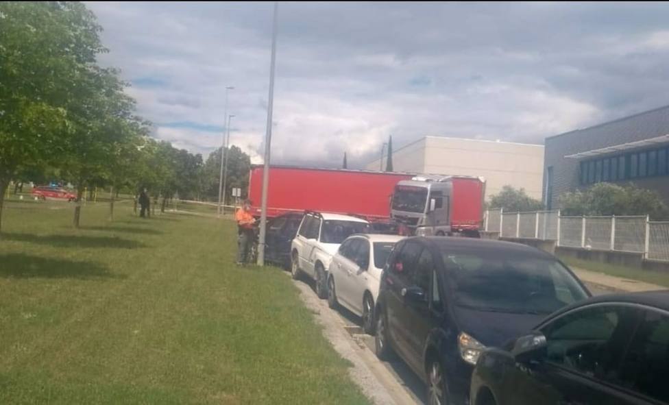 Imagen del camión tras arrollar a seis vehí­culos estacionados